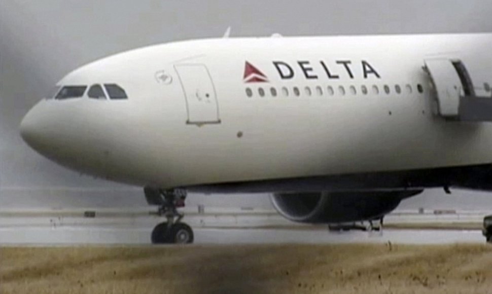 253-iojo reiso lėktuvas su 278 keleiviais sėkmingai nusileido Detroito oro uoste.