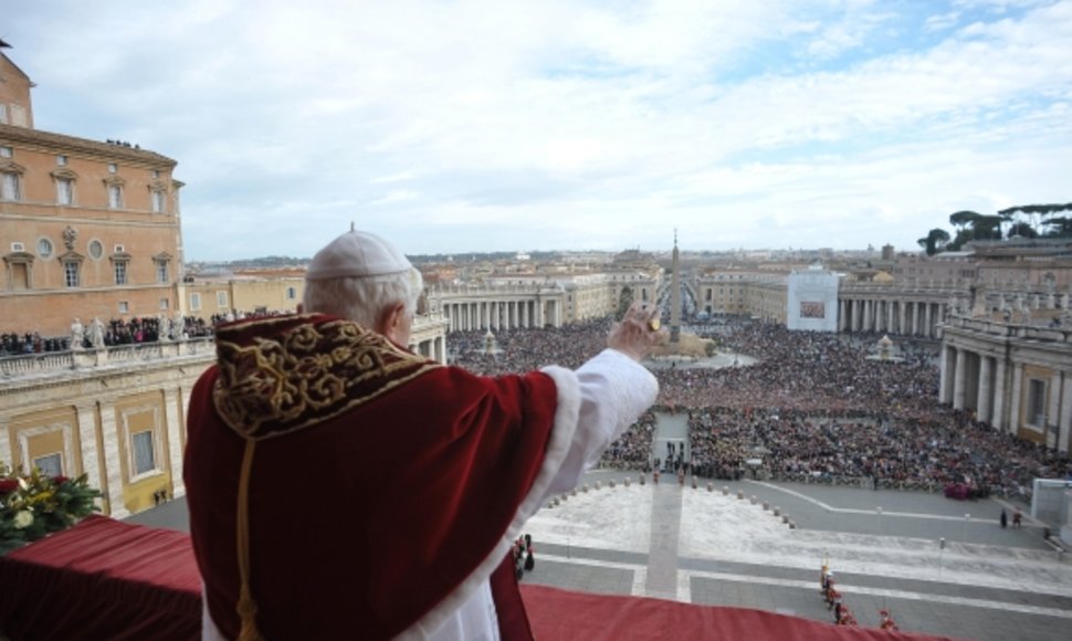 Popiežius Benediktas XVI laimina susirinkusiuosius Šv. Petro aikštėje.
