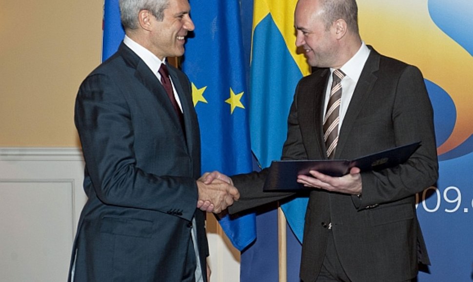 Serbijos prezidentas Borisas Tadičius (kairėje) įteikia oficialų prašymą dėl ES narystės bendrijai pirmininkaujančios Švedijos premjerui Fredrikui Reinfeldtui.