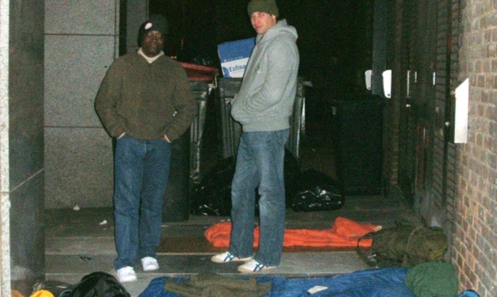 Princas Williamas (dešinėje) ir Seyi Obakinas prie savo nakvynės gultų gatvėje.