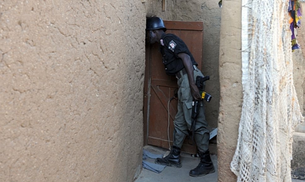 Nigerijos policininkas tikrina islamistų sektos nario namus.