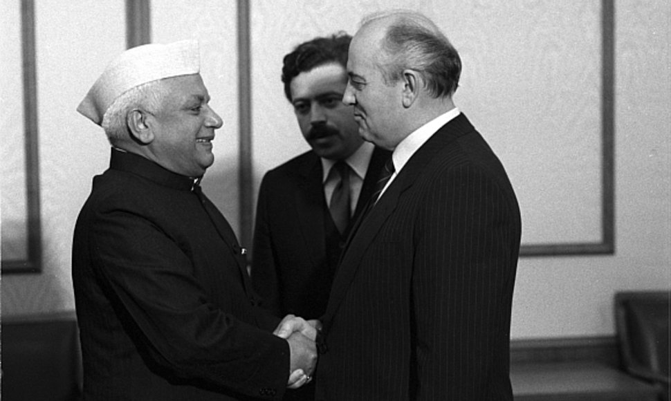 Tuometinis Indijos užsienio reikalų ministras Narayanas Duttas Tiwaris (kairėje) susitinka su Sovietų Sąjungos lyderiu Michailu Gorbačiovu Maskvoje.