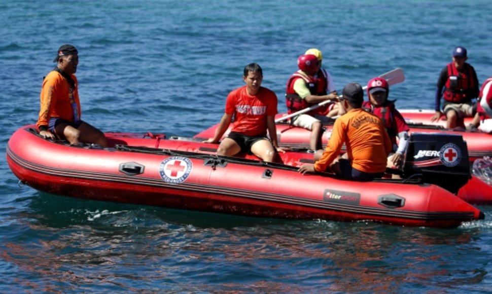 Filipinų gelbėtojai ieško išgyvenusiųjų per kelto katastrofą.