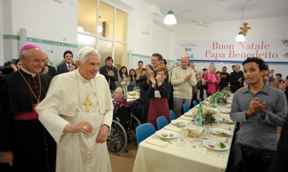 Popiežius apsilankė labdaros valgykloje vargingiesiems.