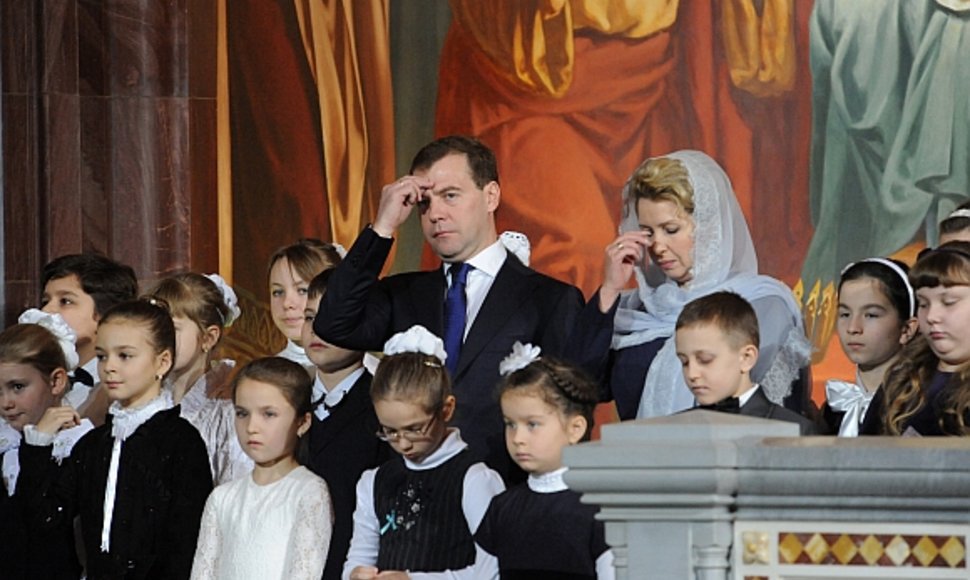 Dmitrijus Medvedevas su žmona Svetlana apsilankė Kalėdinėse pamaldose Kristaus Išganytojo sobore.