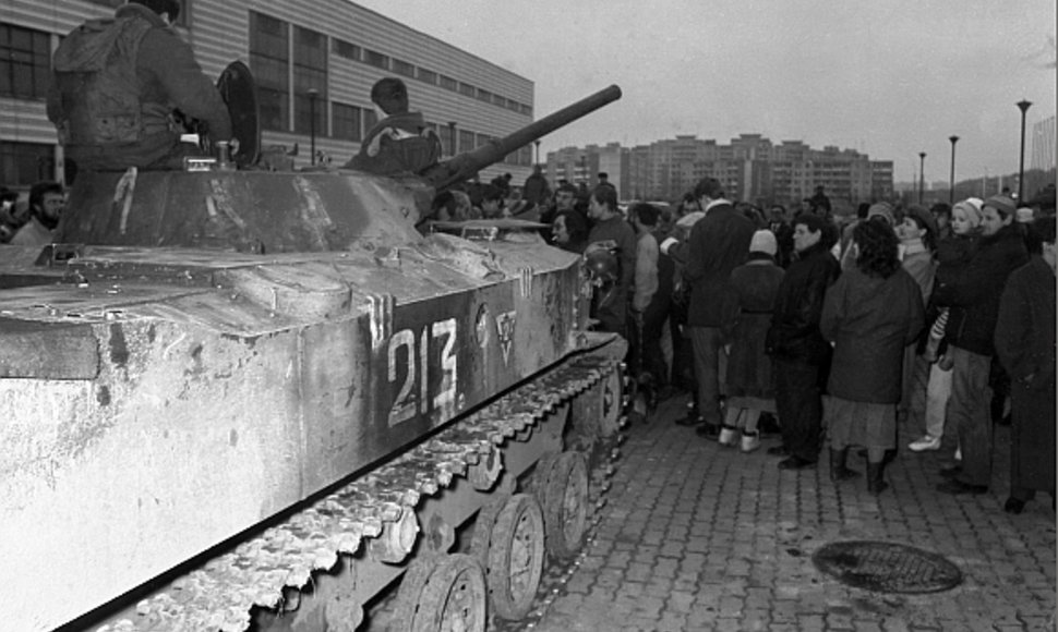 Sovietų kariai prie užgrobtų Spaudos rūmų Vilniuje (1991 m. sausio 11 d.)