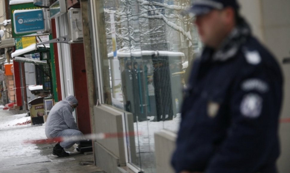 Policijos tyrėjai dirba nusikaltimo vietoje.