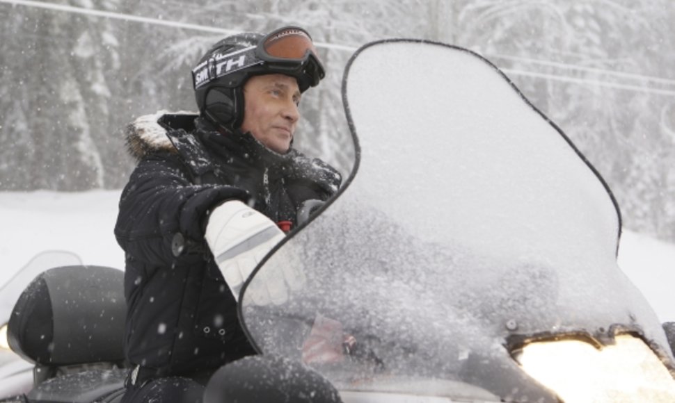 Vladimiras Putinas vairuoja sniegamobilį.