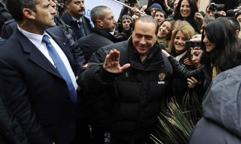 Silvio Berlusconi ir po išpuolio nebijo viešumos.