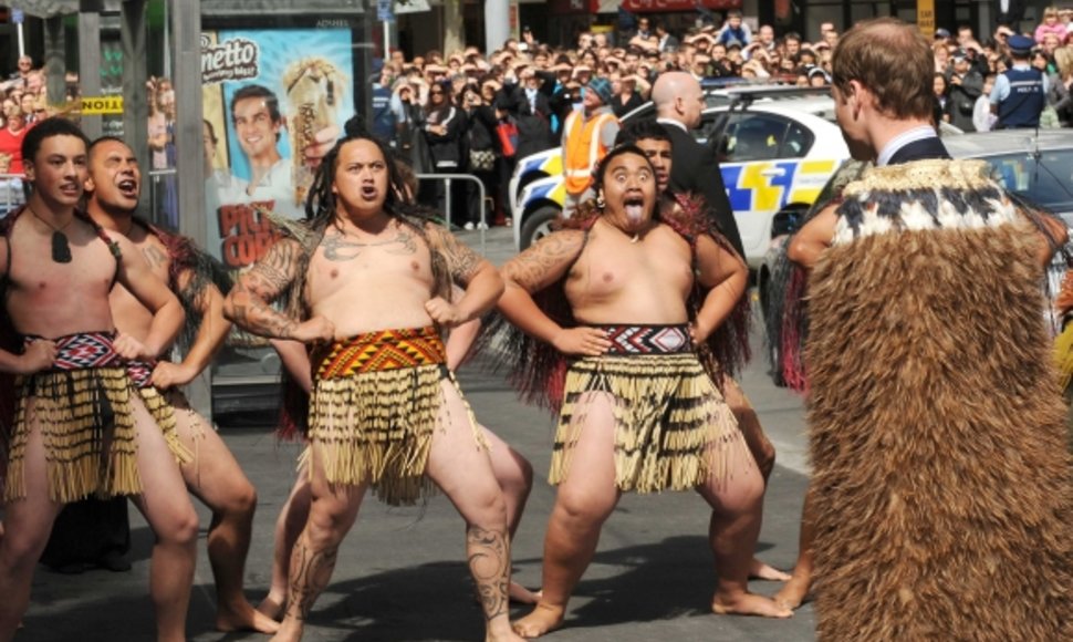Maoriai princą Williamą pasveikino tradiciškai.