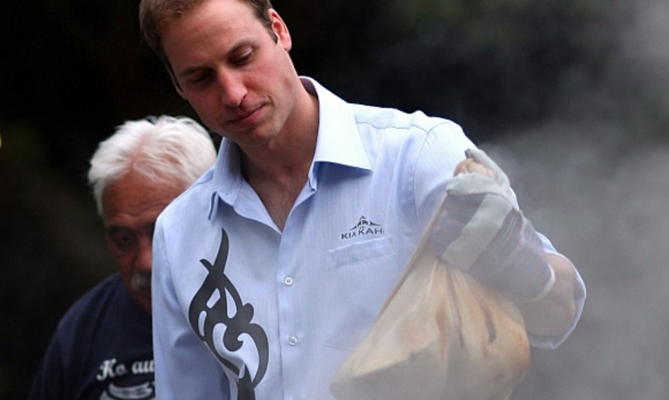 Princas Williamas paragavo tradicinių maorių patiekalų, keptų duobėje (2010 m.)