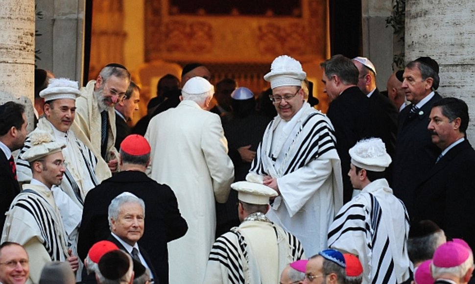 Popiežius Benediktas XVI apsilankė Romos sinagogoje.