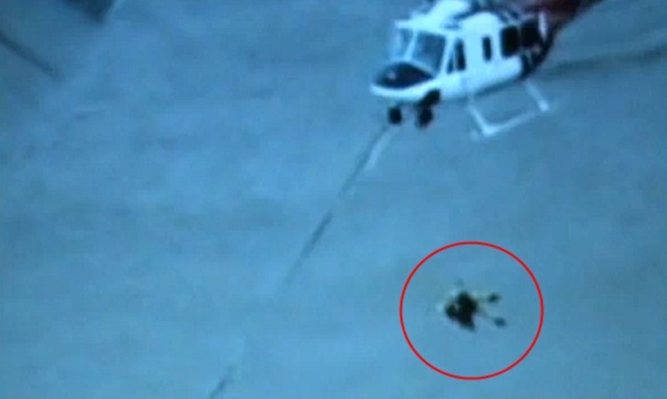 Šunį iš upės pavyko ištraukti tik panaudojus sraigtasparnį.