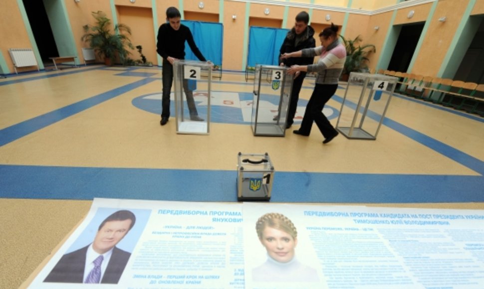 Rinkimų apylinkės pasirengė priimti milijonus balso teisę turinčių Ukrainos piliečių.
