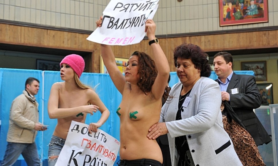 „Femen“ aktyvistės reikalavo „baigti prievartauti Ukrainą“.