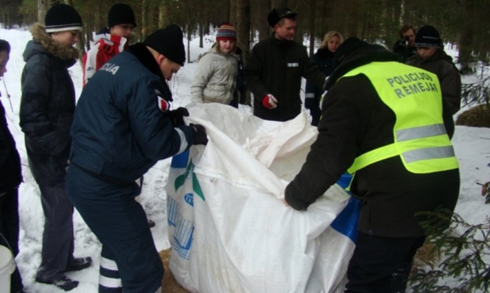 Pagalba miško gyventojams buvo gabenama maišais.