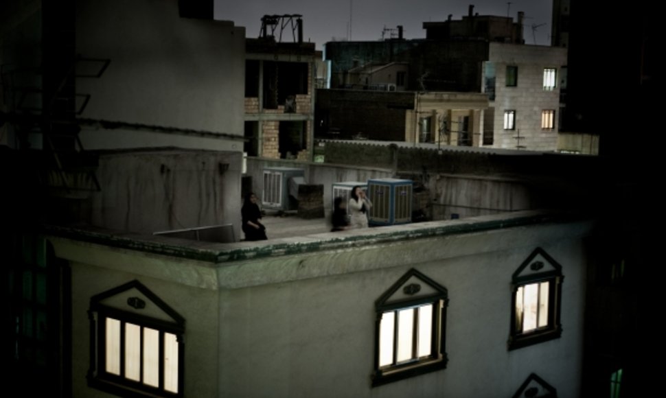 Nugalėtojo Pietro Masturzo fotografijoje įamžinta protesto šūkius skanduojanti iranietė, užsilipusi ant stogo temstančio dangaus fone.