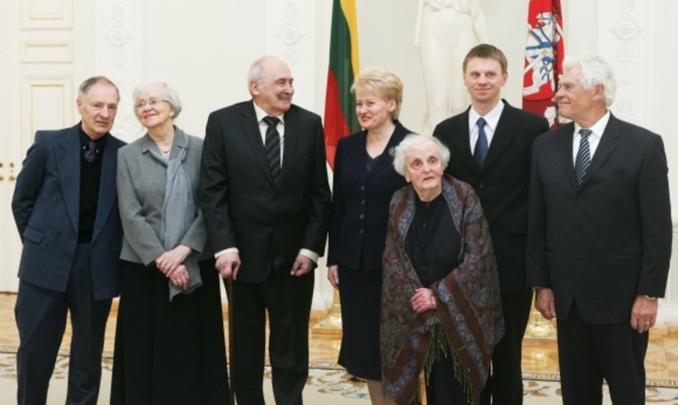 Prezidentė Dalia Grybauskaitė su 2009 metų Nacionalinių kultūros ir meno premijų laureatais