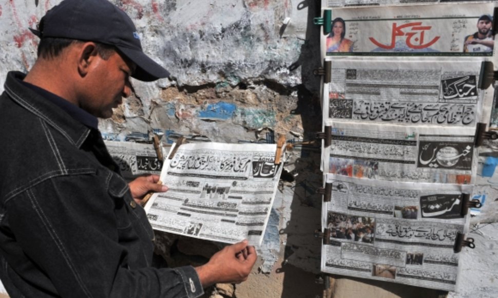 Pakistanietis skaito laikraštį urdu kalba, kuriame pranešama apie Abdulo Ghani Baradaro suėmimą.