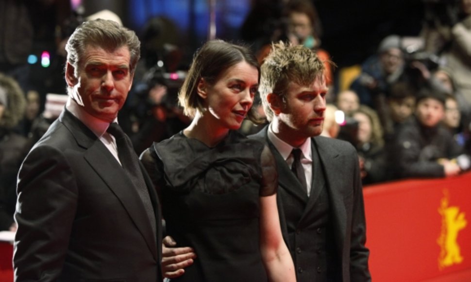 Pierce'as Brosnanas, Olivia Williams ir Ewanas McGregoras Berlyno kino festivalyje pasigedo Romano Polanskio.