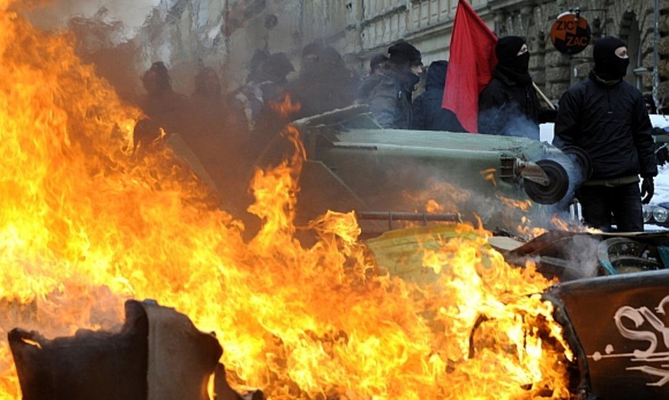 Kairiųjų pažiūrų protestuotojai gatvėse statė ugnies barikadas, kad sutrukdytų žygiuoti neonaciams.