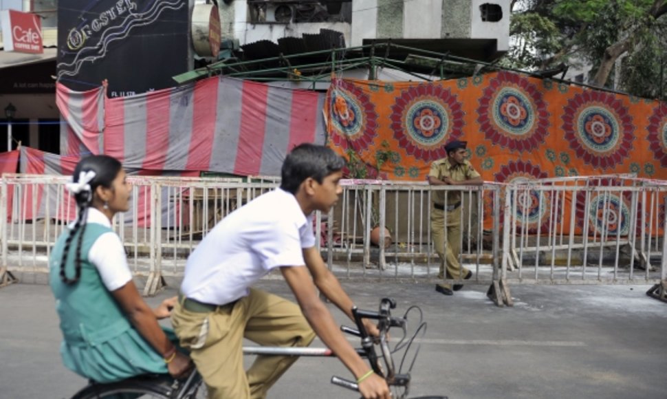 Indijos policija saugo sprogimo vietą.