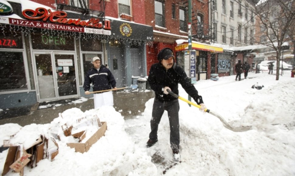 Niujorko gyventojai šią žiemą susidūrė su rekordiniu sniego kiekiu.