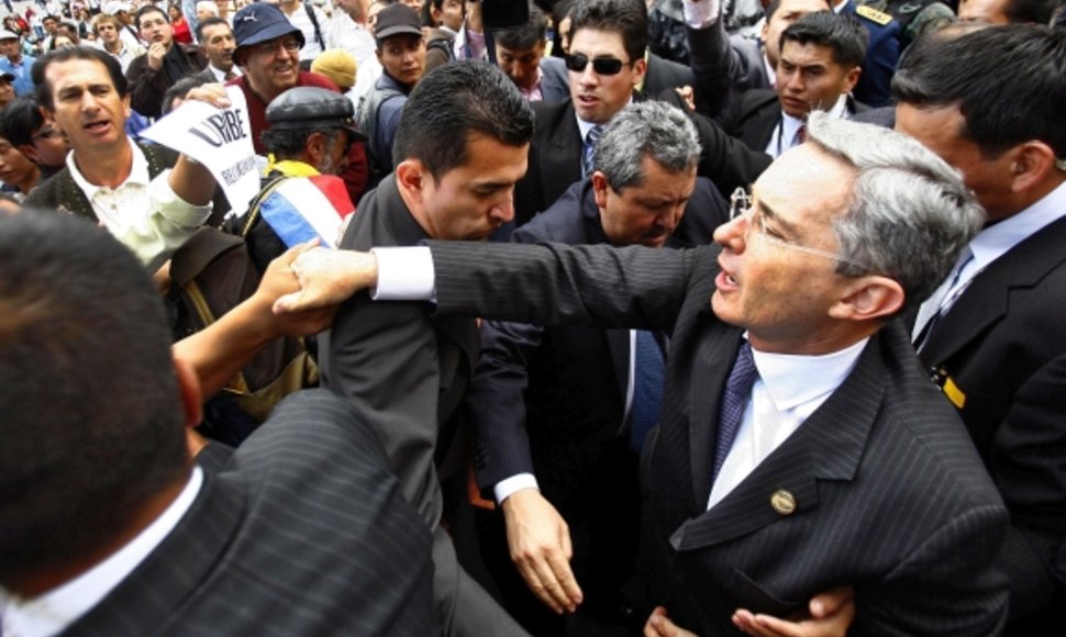 Alvaro Uribe (dešinėje) yra nepaprastai populiarus savo šalyje, tačiau nebegalės dar karą būti renkamas prezidentu.