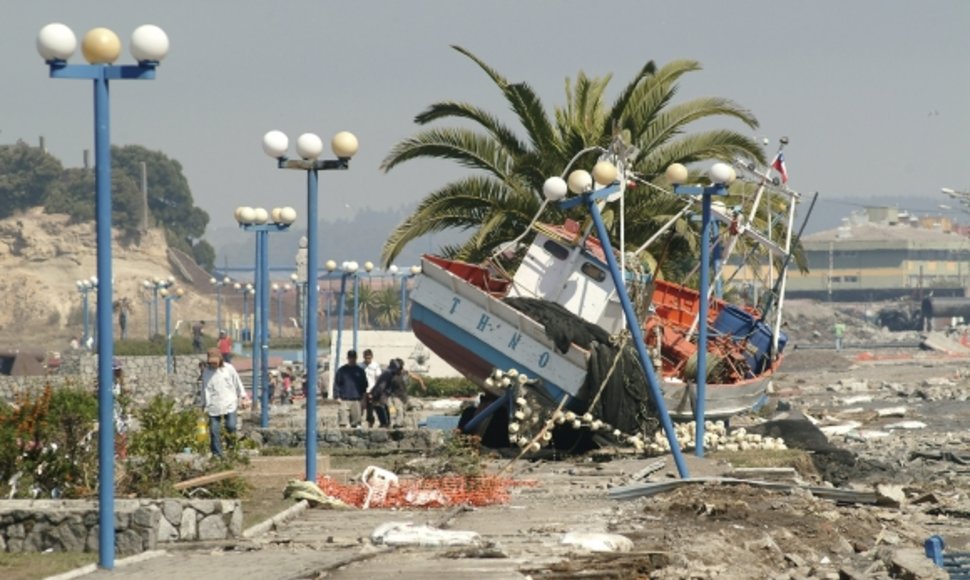 Smarkiausiai cunamio banga smogė pačios Čilės pakrantei. Nuotraukoje – Talkahuano uostas.