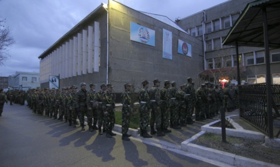 Tadžikistano karo mokyklos auklėtiniai tvarkingai išsirikiavo balsuoti prie rinkimų apylinkės Dušanbėje.