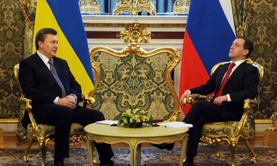 Viktoras Janukovyčius (dešinėje) susitiko su Dmitrijumi Medvedevu.