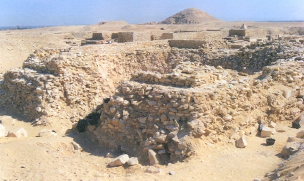 Egipto aukščiausiosios senienų tarybos išplatintoje nuotraukoje matyti karalienės Behenu piramidės Sakaroje liekanos. Ši tyrinėjimų vieta yra už 35 km į pietus nuo Kairo.