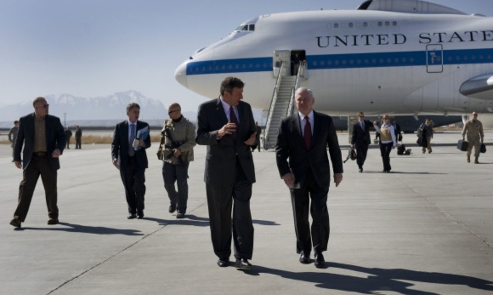 Į Afganistaną atvyko JAV gynybos sekretorius Robertas Gatesas (dešinėje).