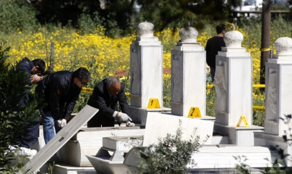 Policijos pareigūnai apžiūri išvogtus patriarchų kapus.