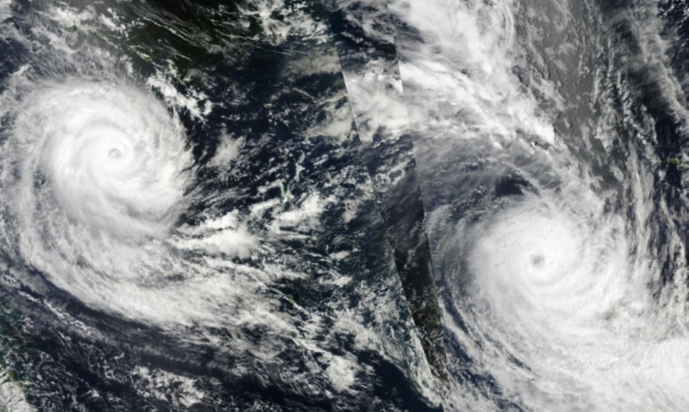 Ramiajame vandenyne dabar siaučia du tropiniai ciklonai – Ului (kairėje) ir Tomas.
