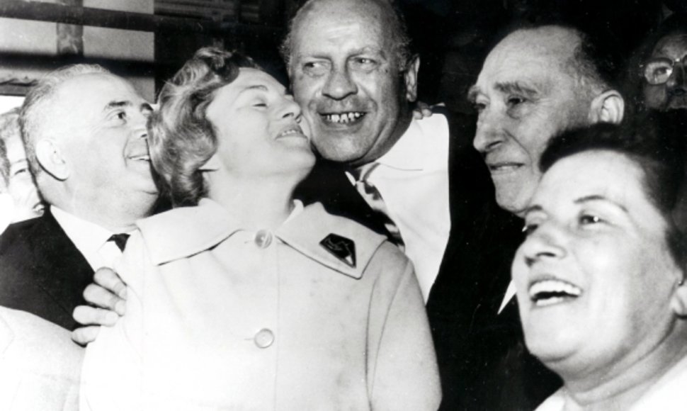 Oskaras Schindleris (centre) su savo išgelbėtais žydais (1962 m.)
