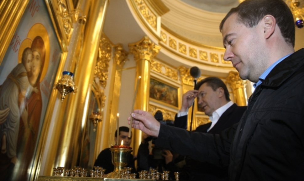Viktoras Janukovyčius ir Dmitrijus Medvedevas apsilankė koplyčioje.