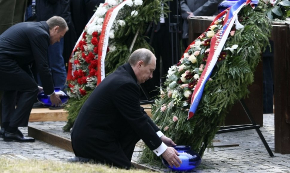 Donaldas Tuskas ir Vladimiras Putinas kartu padėjo vainikus ant Katynės žudynių aukų kapų.