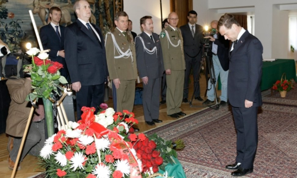 Dmitrijus Medvedevas atidavė pagarba žuvusiesiems Lenkijos ambasadoje Maskvoje.