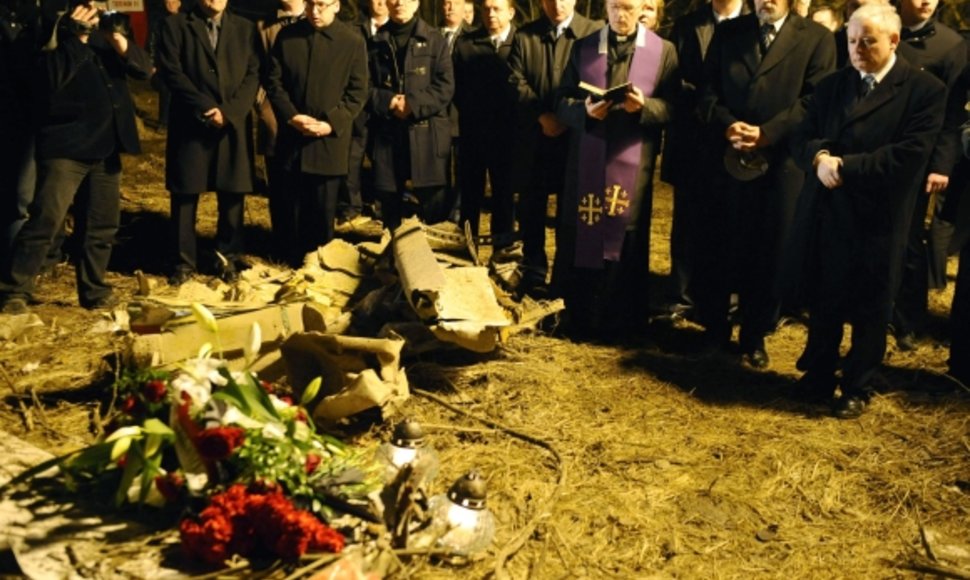 Žuvusio Lenkijos prezidento brolis dvynys Jaroslawas Kaczynskis (pirmas dešinėje) šeštadienį apsilankė tragedijos vietoje.