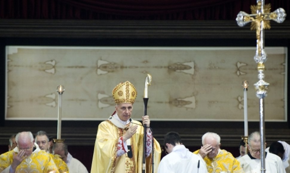 Kardinolas Severino Poletto aukoja Šv. Mišias Turino katedroje žymiosios drobulės fone.