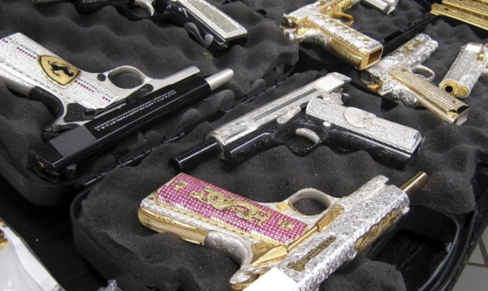 Meksikoje konfiskuota tauriaisiais metalais ir brangakmeniais inkrustuotų ginklų partija.
