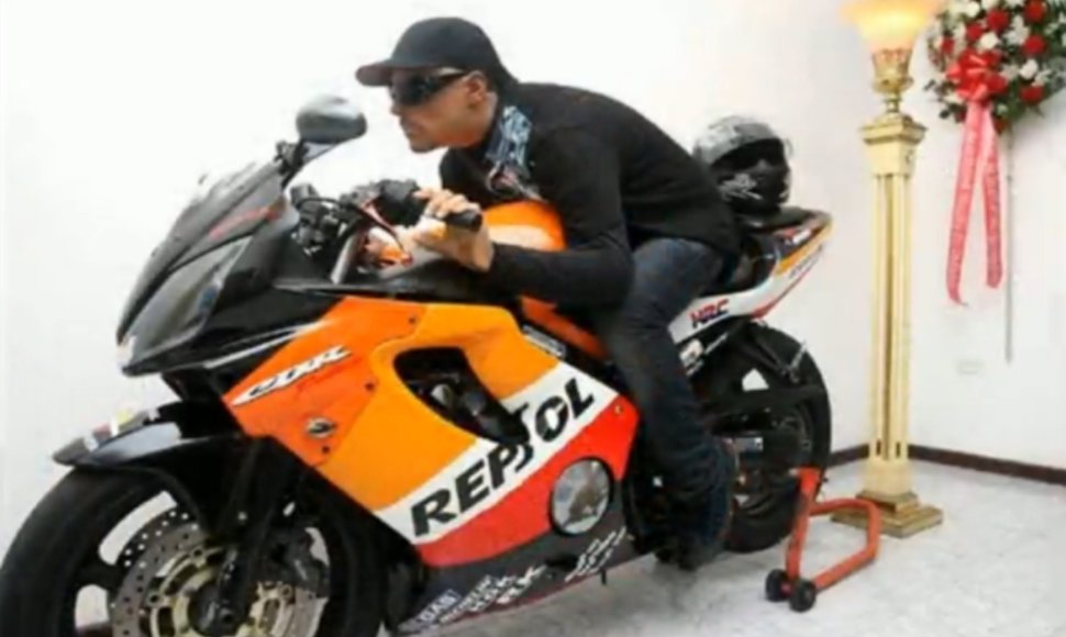 Davidas Moralesas Colonas buvo pašarvotas ant savo motociklo.