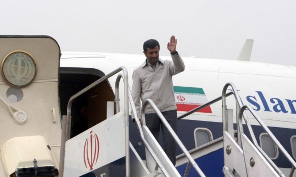 Mahmoudas Ahmadinejadas atsisveikina išvykdamas į JAV.