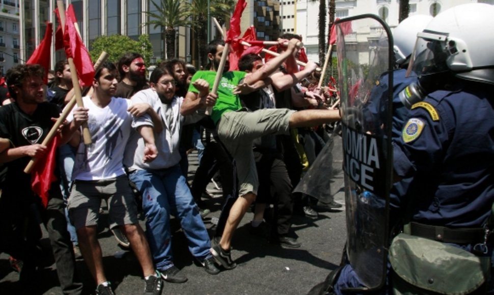 Gegužės 1-ąją padėtimi šalyje nepatenkinti Atėnų demonstrantai susirėmė su policininkais.
