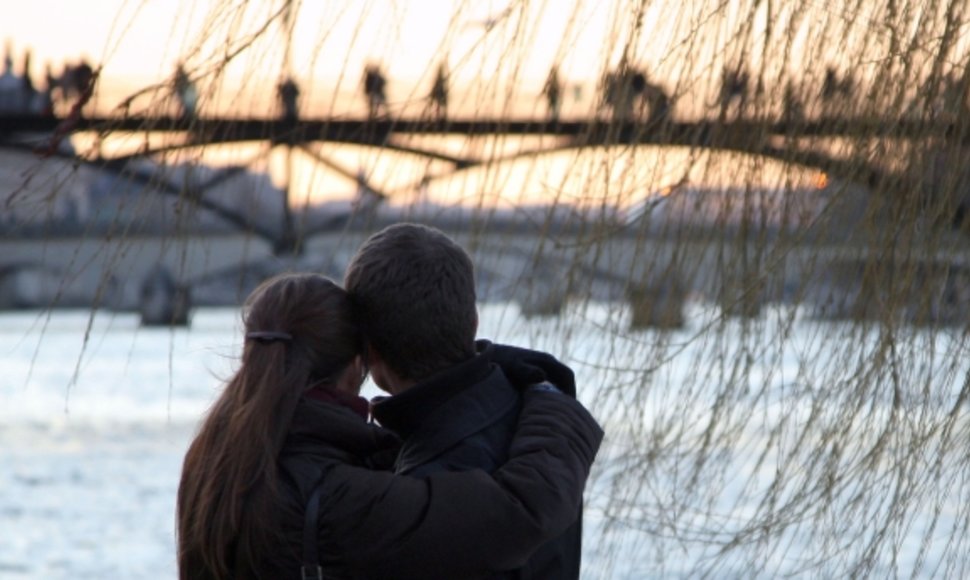 Du įsimylėjėliai Pont des Arts fone