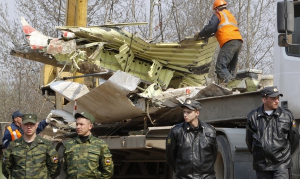Lenkijos prezidento Lecho Kaczynskio lėktuvo nuolaužos išvežamos iš katastrofos vietos.