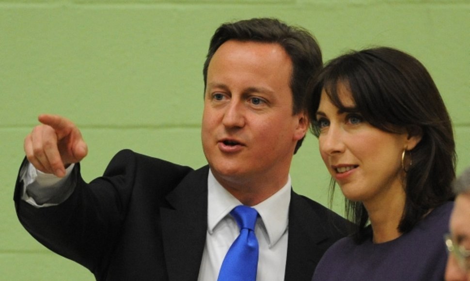 Davidas Cameronas pasirengęs formuoti naująjį Didžiosios Britanijos ministrų kabinetą. Nuotraukoje – su žmona Samantha.