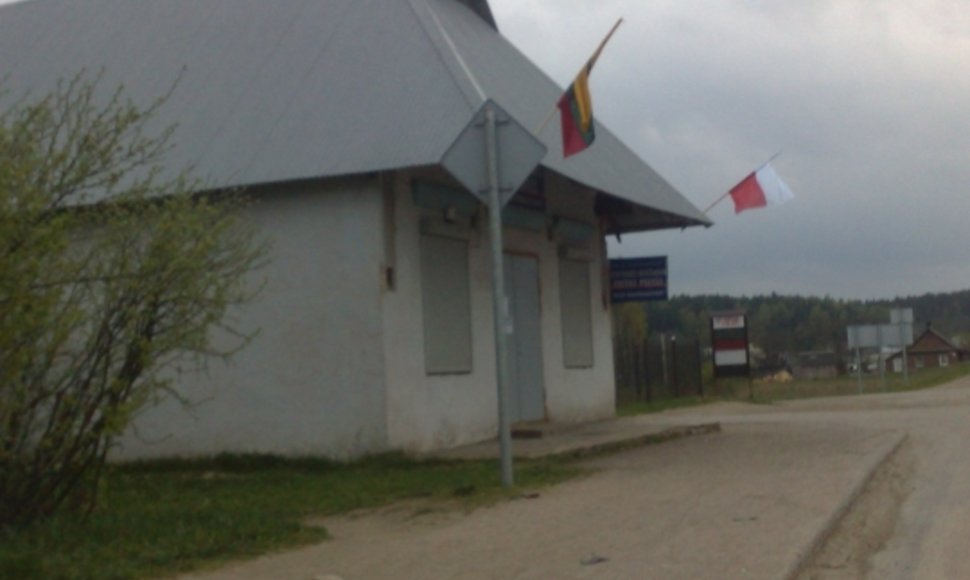 Parduotuvės savininkas Jašiūnuose ant pastato iškėlė ir Lietuvos, ir Lenkijos vėliavas.