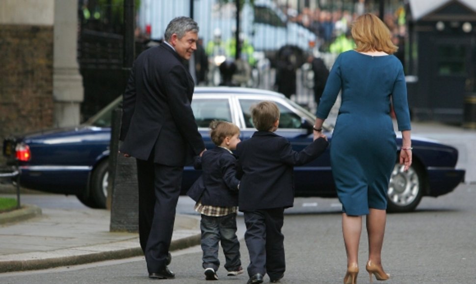 Gordonas Brownas su žmona Sarah ir vaikais palieka premjero rezidenciją.